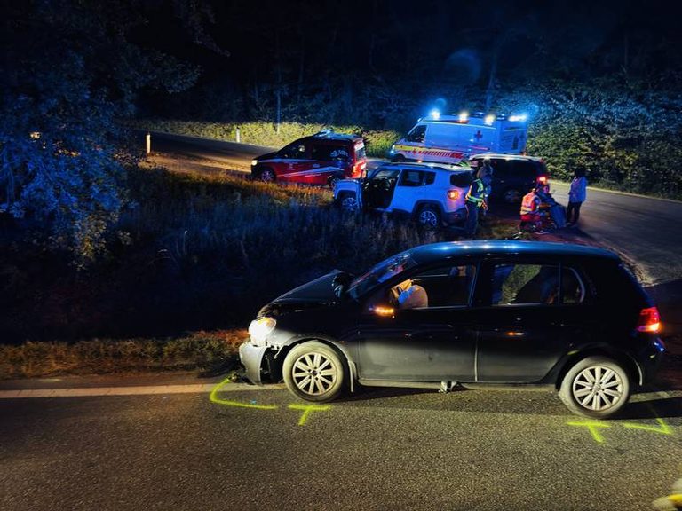 Einsatzkräfte bei der Fahrzeugbergung