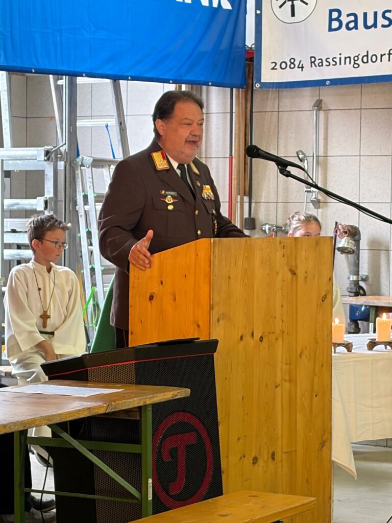 Christian Angerer hält während des Feuerwehrfestes der Freiwilligen Feuerwehr Weitersfeld eine Ansprache am Rednerpult.
