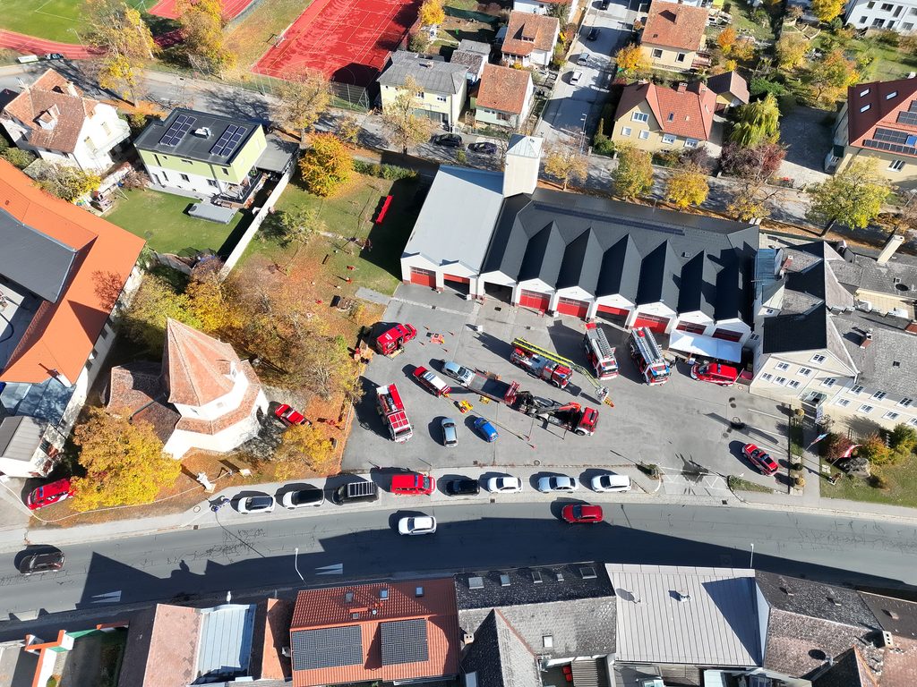 Luftaufnahme des Feuerwehrhauses Horn mit zahlreichen Feuerwehrfahrzeugen auf dem Vorplatz beim Tag der offenen Tür am 26. Oktober 2026.
